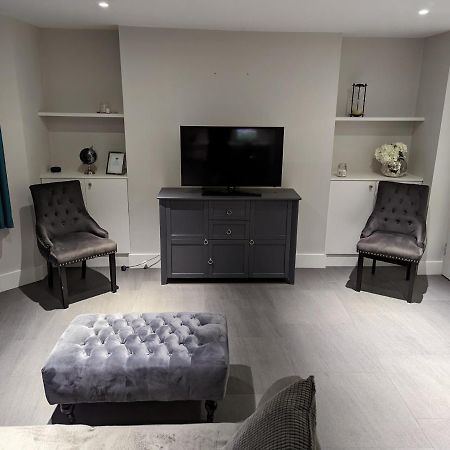 Basement Apartment In Central บาธ ภายนอก รูปภาพ