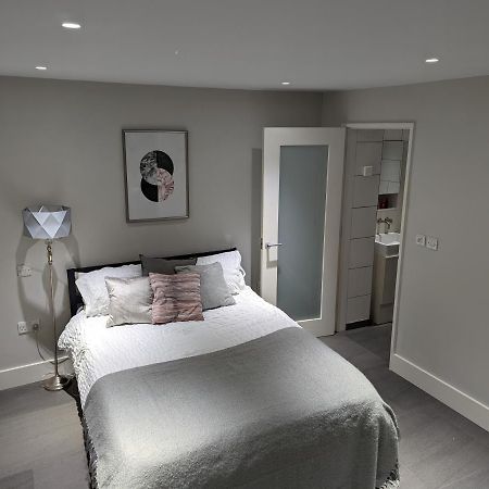 Basement Apartment In Central บาธ ภายนอก รูปภาพ