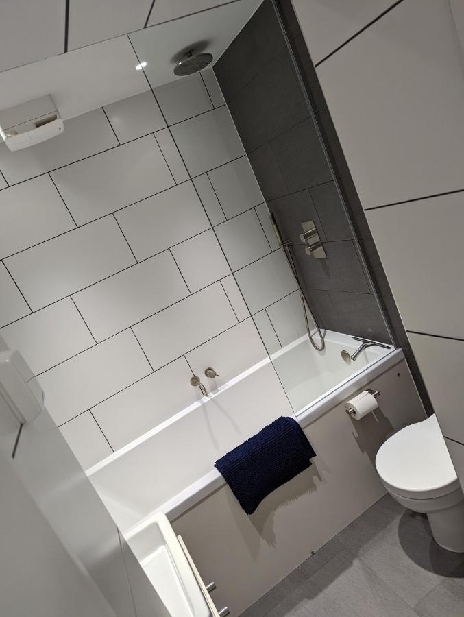 Basement Apartment In Central บาธ ภายนอก รูปภาพ