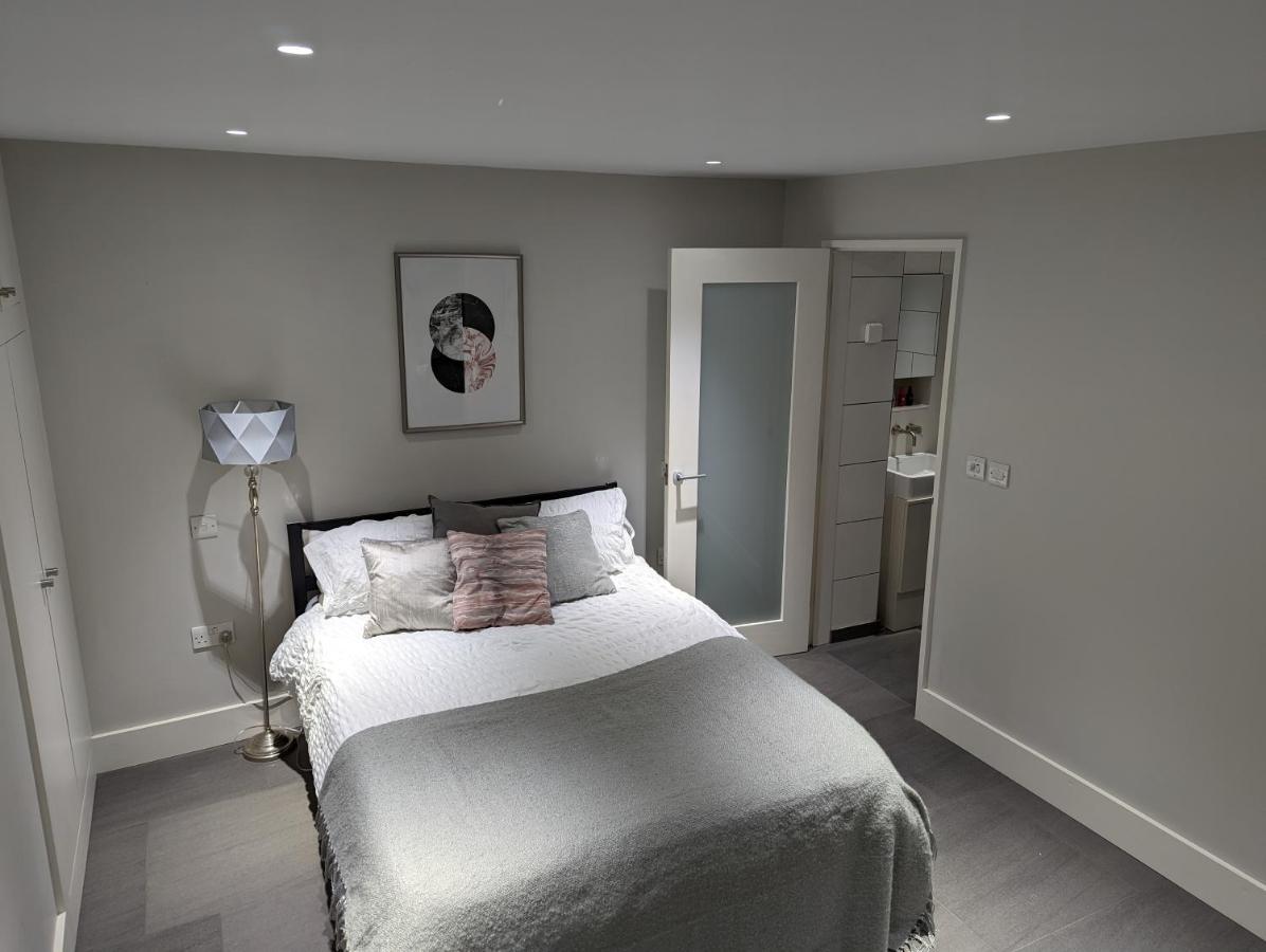 Basement Apartment In Central บาธ ภายนอก รูปภาพ