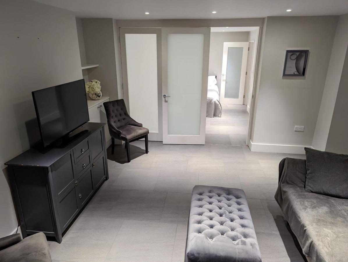 Basement Apartment In Central บาธ ภายนอก รูปภาพ
