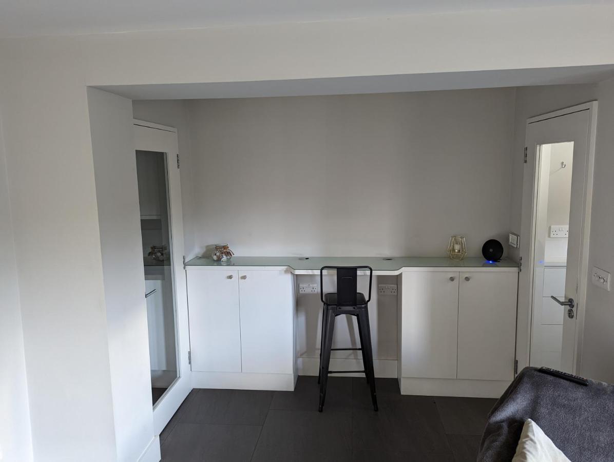 Basement Apartment In Central บาธ ภายนอก รูปภาพ