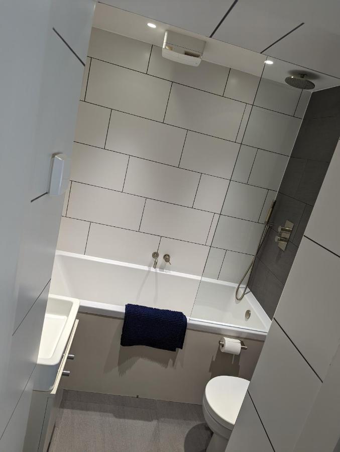 Basement Apartment In Central บาธ ภายนอก รูปภาพ